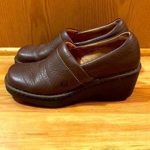 Born size 39 / 8 slip on brown pebbled leather 2.25” wedge shoes clogs EUC